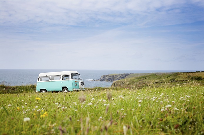 VW-Bus in schoener Landschaft